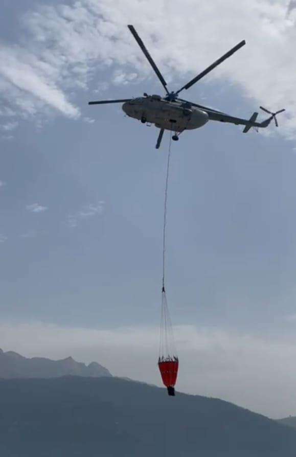 धधकते टिहरी के जंगलों में हेलीकॉप्टर से 10000 लीटर पानी के छिड़काव से नियंत्रित हुई वनाग्नि