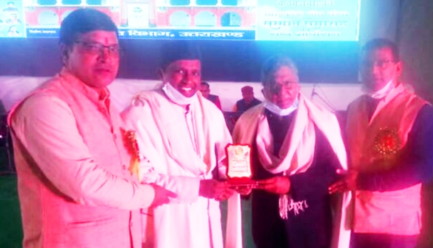 जनकवि अतुल शर्मा को डांडी काँठी सम्मान प्रदान किया पद्मश्री प्रीतम भरतवाण ने