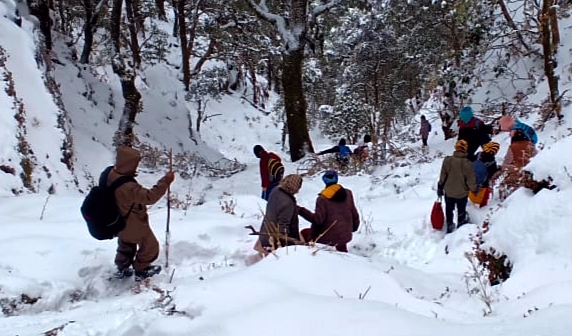 SDRF टीम ने धारचूला में अत्यधिक बर्फबारी होने के कारण  बर्फ में फंसे 8 लोगो को निकाला सही सलामत