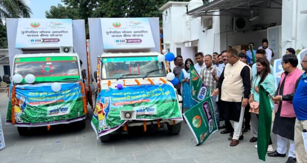 कृषि मंत्री गणेश जोशी ने प्रधानमंत्री फसल बीमा योजना  प्रचार वाहनों को सभी जनपदों के लिए हरी झंडी दिखा कर किया रवाना