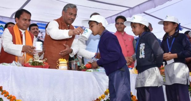 मुख्यमंत्री आँचल अमृत योजना शुरू,सीएम त्रिवेंद्र ने बच्चों को दूध पिलवाया