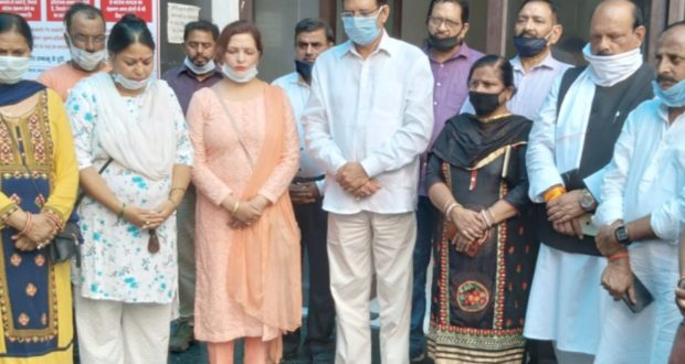 प्रदेश अध्यक्ष प्रीतम सिंह ओर पूर्व सीएम हरीश रावत के साथ कांग्रेस कार्यकर्ताओं ने राजधानी दूंन के असप्तालों में जस्टिस फ़ॉर स्वाति ध्यानी अभियान के तहत मौन रखा