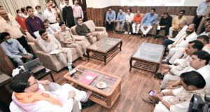 सीएम धामी ने हरिद्वार में जनपद से संबंधित विकास कार्यों की अधिकारियों के साथ की समीक्षा बैठक